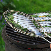Eco lifestyle - ecolifestyle.shop Metal BBQ Fish Grill. It is easy to clean off any residue. This fish grill adapts to the thickness of the fish and can also be used perfectly for meat or vegetables.  The locking clip is on the handle. Resistant to deformation.  This fish grill adapts to the thickness of the fish. Size 42 x 95 x 25.5cm. C80004700 - 8711295262487